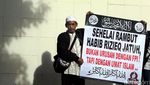 Massa FPI Bawa Sejumlah Poster