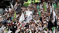 Imam besar FPI itu juga sempat menyapa massa melalui sunroof mobil Pajero B 1 FPI.