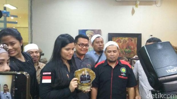 Annisa menerima cenderamata