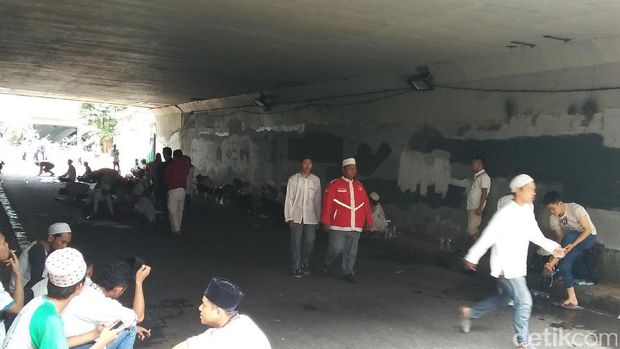 Momen Saat Massa FPI Salat di Kolong Jembatan Semanggi