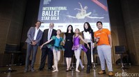  Head of Public Relation Jualo.com Ichwan Sitorus (kanan), Direktur Pusat Kebudayaan Rusia Vitaly Glinkin (kedua kiri), Founder and Managing Director Indonesia Dance Society Juliano Tanjo (tengah), Artis Indah Dewi Pertiwi (kedua kanan) menggelar konferensi pers terkait International Ballet Star Gala di Galeri Indonesia Kaya, Jakarta, Senin (23/1/2017).
