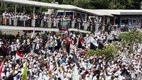 Massa yang mayoritas memakai pakaian serba putih itu mendengarkan orasi Habib Rizieq. Beberapa di antara mereka mengibarkan bendera selama Imam Besar FPI menyampaikan orasi di atas mobil komando.