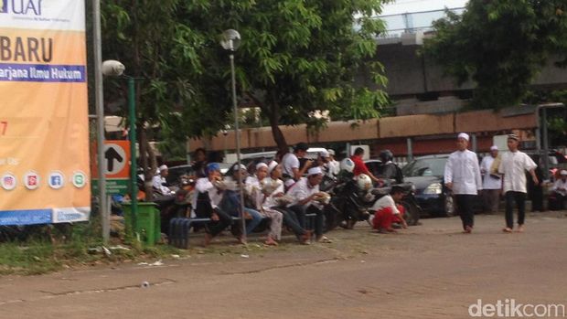 Usai Aksi Damai di Polda Metro, Massa FPI Kembali ke Al-Azhar