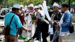 Atribut FPI Laris Manis di Masjid Al-Azhar
