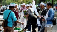 Sejumlah atribut laris diborong pembeli.