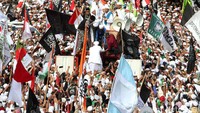 Rizieq naik mobil komando untuk berorasi di hadapan massa FPI.