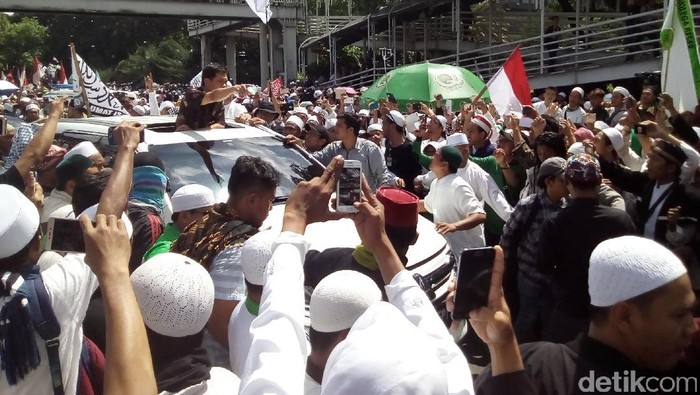 Massa FPI Bentuk Barikade Kawal Mobil Habib Rizieq