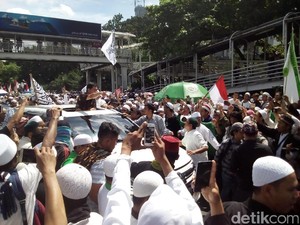 Massa FPI Bentuk Barikade Kawal Mobil Habib Rizieq