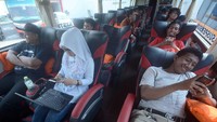 Penumpang bus saat menikmati perjalanan di atas Bus Scania K3601B saat peluncuran armada baru untuk PO Harapan Jaya di Jakarta, Minggu (22/1). Pool/dok. PO Harapan Jaya.
