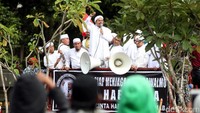 Rizieq berorasi dari atas mobil komando. Dalam orasinya, Rizieq bercerita bahwa pemeriksaannya berjalan lancar dan fokus. Selain itu dia juga berterima kasih kepada massa yang telah datang dan mengawal pemeriksaannya.