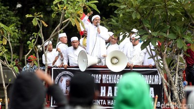 Habib Rizieq Naik Mobil Komando Temui Massa FPI