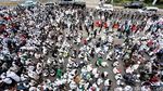 Massa FPI Putihkan Depan Polda Metro