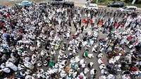 Mereka tampak duduk-dudk di jalan.