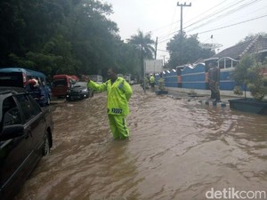 Banjir, Arus Lalu Lintas Jalur Pantura Situbondo Sempat Lumpuh