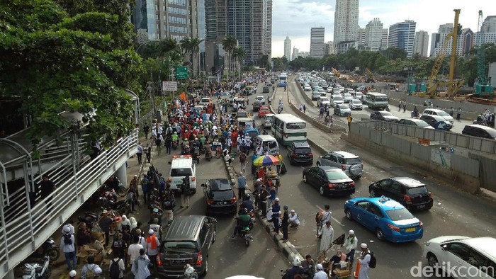 Rizieq Tinggalkan Polda Metro, Massa FPI Mulai Membubarkan Diri