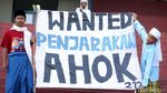 Massa FPI Bawa Sejumlah Poster