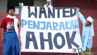 Massa FPI membentangkan poster Wanted penjarakan Ahok saat akan bergerak ke Polda Metro dari Masjid Al-Azhar.