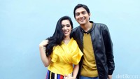 Wajah bahagia Lucky saat berpose bersama istrinya tersebut. Pool/Noel/detikFoto.