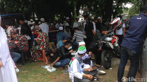 Massa FPI dan FBR Bergabung Kawal Pemeriksaan Habib Rizieq