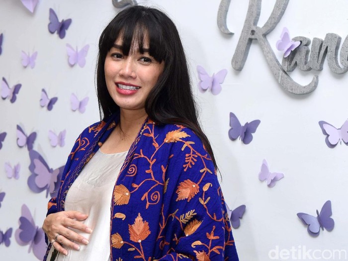 Hamil 7 Bulan, Ussy Sulistiawaty Makin Manja