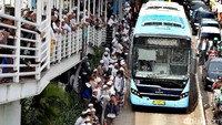 Bus TransJakarta berjalan pelan di antara massa FPI. Akibat aksi ini arus lalu lintas di depan Polda Metro Jaya sempat tersendat.