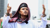 Massa Front Pembela Islam (FPI) berdemonstrasi di Polda Metro Jaya. Massa berdoa agar Habib Rizieq Syihab dimudahkan dalam menjalani pemeriksaan.