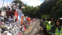 Polwan berkerudung, Kowad, dan polisi juga terlihat berjaga di depan gerbang.