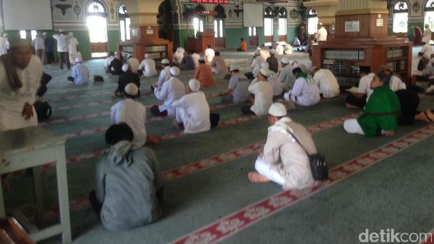  Massa FPI Mulai Bersiap Salat Duha di Masjid Al-Azhar