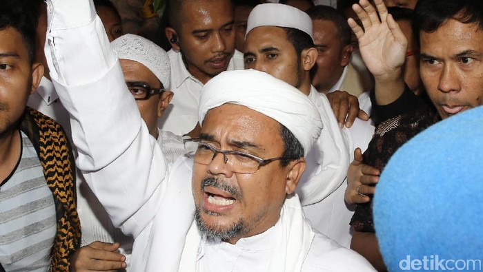 Habib Rizieq Syihab memenuhi panggilan Polda Metro Jaya, Senin (23/1/2017). Ia diperiksa sebagai saksi untuk Kasus Simbol Palu Arit di Mata Uang Rupiah baru.