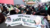 Aksi ini juga diikuti oleh kaum wanita.