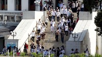 Massa keluar dari masjid usai melaksanakan salat Dhuha.
