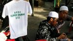 Atribut FPI Laris Manis di Masjid Al-Azhar