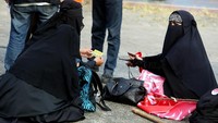 Ada juga jemaah wanita yang ikut ambil bagian.