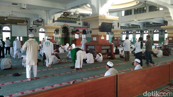 Massa FPI Mulai Bersiap Salat Duha di Masjid Al-Azhar