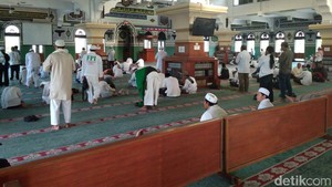 Massa FPI Mulai Bersiap Salat Duha di Masjid Al-Azhar