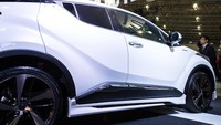 Untuk C-HR Style Wb, diklaim telah disesuaikan dengan gaya modern yang cocok untuk wanita. Sebut saja dengan perubahan bemper depan dan apron hitam, sirip di samping lampu depan, dengan sentuhan warna hitam dan putih.