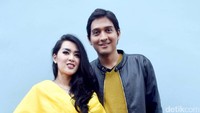 Mereka terlihat serasi dengan busana berwarna kuning. Pool/Noel/detikFoto.