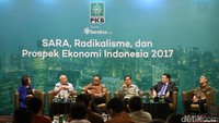 (ki-ka), Staf Ahli Wapres Sofjan Wanandi, Menaker Hanif Dhakiri, Staf Ahli Menko Perekonomian Bobby Hamzar Rafinus, Kadin Indonesia di Tiongkok, Liky Sutikno, dan pakar ekonomi Faisal Bahri hadir dalam diskusi di Jakarta, Senin (23/1/2017).