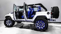 Di bagian depan, Wrangler ini telah dihiasi bodikit bespoke. Kap mesinnya ditambahkan gembungan sehingga menambah kesan gagah.