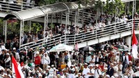 Tangga halte Polda Metro Jaya dipadati massa FPI.