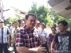 Bagi Kartu Nama Tiap Blusukan, Ahok: Semua Keluhan Kita Tanggapi