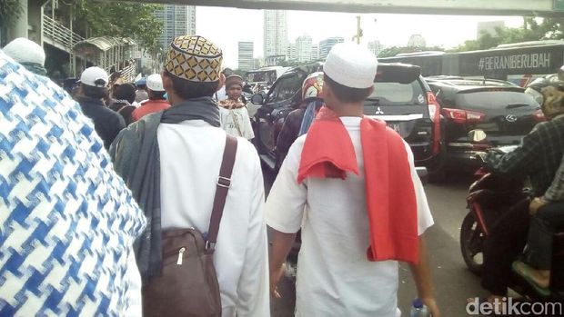 Rizieq Tinggalkan Polda Metro, Massa FPI Mulai Membubarkan Diri