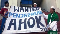 Mereka membawa sejumlah spanduk.