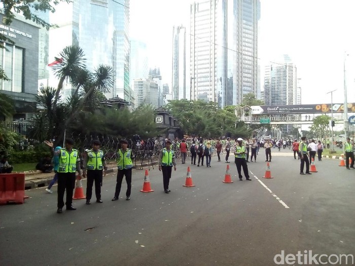 Jelang Kedatangan Massa FPI, Polisi Sterilkan Jalur di Depan Mapolda