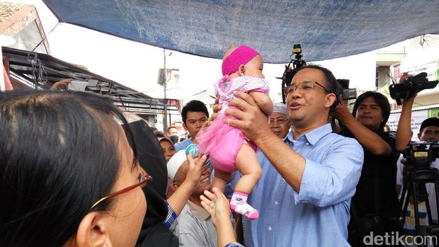 Anies diminta gendong bayi saat blusukan di Ancol /