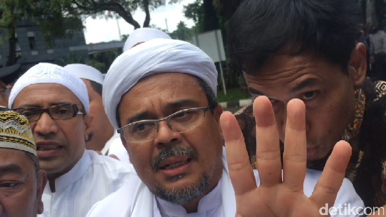 FPI: Habib Rizieq Sedang Sakit Saat Orang Misterius Pasang Bendera FPI: Habib Rizieq Sedang Sakit Saat Orang Misterius Pasang Bendera