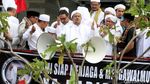 Habib Rizieq Naik Mobil Komando Temui Massa FPI