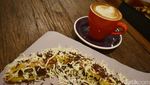 Nyam! Enaknya Ngemil Pisang Keju dengan Caramel Macchiato Hangat