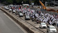 Massa kemudian berjalan melawan arah di jalur lambat Jalan Jenderal Sudirman arah Blok M. Polisi sebelumnya sudah mengosongkan jalur lambat untuk gerakan contraflow massa FPI.