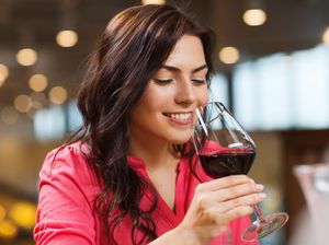 Konsumsi Sebotol Wine Tiap Minggu Bisa Tingkatkan Risiko Kanker Payudara